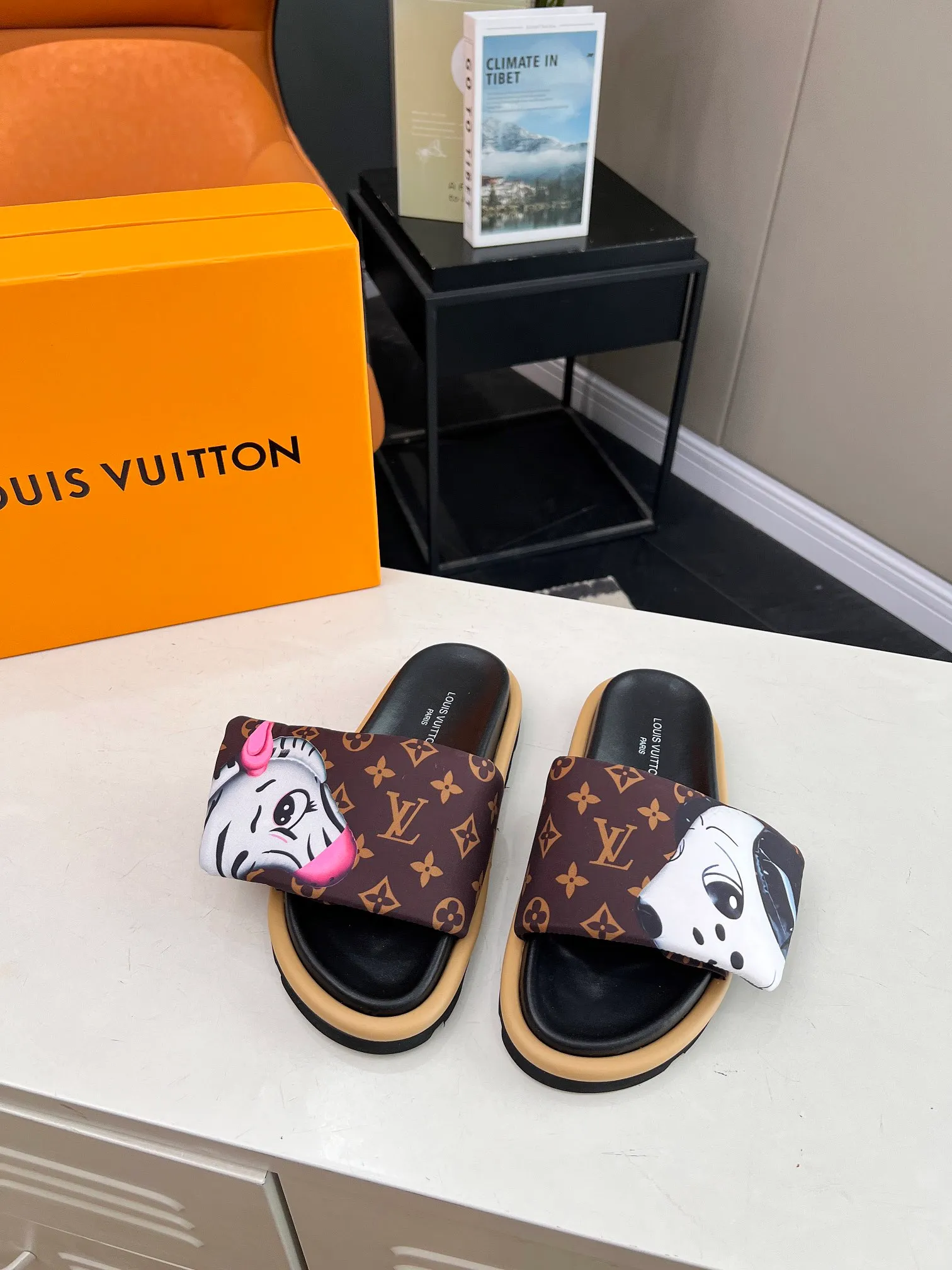 👟👟Ex-factory price 360👟👟 lv donkey brand l home 2024 hot style embossed logo embossed sandals This ol low comfort flat sandals are made of technical fabrics and use high-frequency embossing technology to reinterpret the monogram pattern. Soft padded upper with adjustable Velcro, comfortable and tough insole adds harmonious color ▪️Fabric: Original customized technical fabric ▪️Lining: soft sheepskin lining ▪️Sole: Original open-molded rubber foam outsole Color: .yellow.black▪️